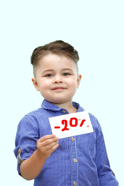 Le garçon tient un panneau avec un pourcentage de rabais — Photo