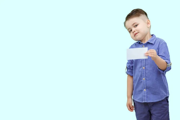 Garçon mignon debout avec blanc vide dans les mains, isolé sur blanc — Photo