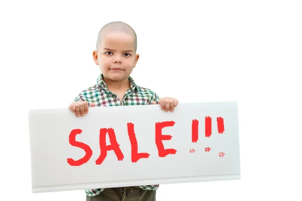 Junge mit einem Schild "Verkauf" in der Hand. im hellen Hintergrund. — Stockfoto