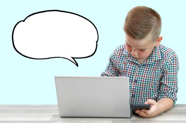 Izole bir backgro üzerinde ekose gömlek kafkas okul yaşındaki çocuk