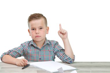 Izole bir backgro üzerinde ekose gömlek kafkas okul yaşındaki çocuk