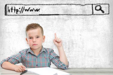 Hafif bir arka plan üzerinde ekose gömlek kafkas okul yaşındaki çocuk 