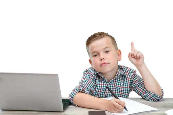 Kaukasiska skolåldern pojke i en pläd skjorta på en isolerad backgro — Stockfoto