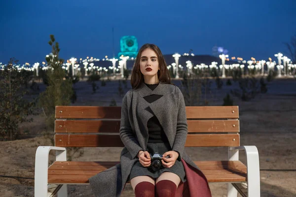 Retrato de una joven morena hermosa con un abrigo gris y B — Foto de Stock