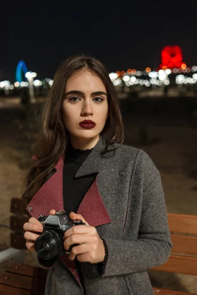 Retrato de una joven morena hermosa con un abrigo gris y B — Foto de Stock