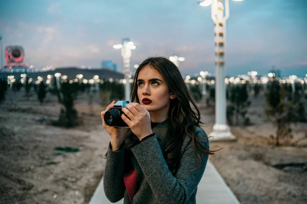 Joven hermosa chica en Borgoña medias y gris abrigo stands — Foto de Stock