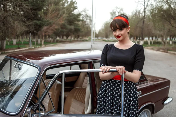 Retrato de caucásico hermosa joven en negro vintage dres — Foto de Stock