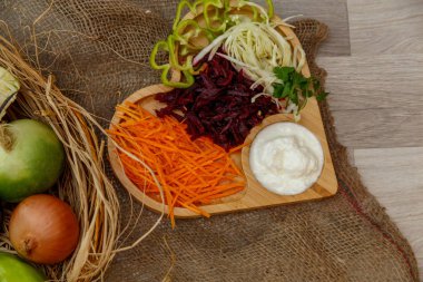 taze sebze, soğan, lahana, biber, havuç, bir ormanda pancar