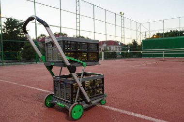 akşam tenis kortu tenis topları için tramvay