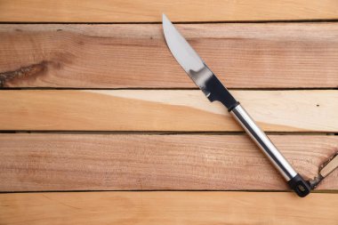 ahşap arka plan üzerinde demir saplı et oyma bıçağı