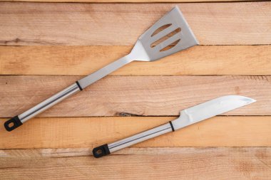 ahşap arka planda et kesmek ve ızgara için metal set