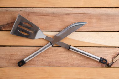 ahşap arka planda et kesmek ve ızgara için metal set