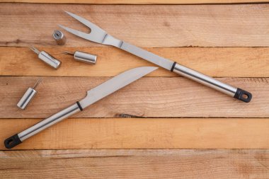 ahşap arka planda et kesmek ve ızgara için metal set