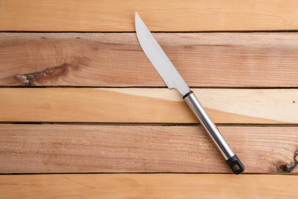 ahşap arka plan üzerinde demir saplı et oyma bıçağı