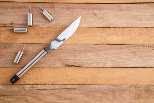 ahşap arka planda et kesmek ve ızgara için metal set