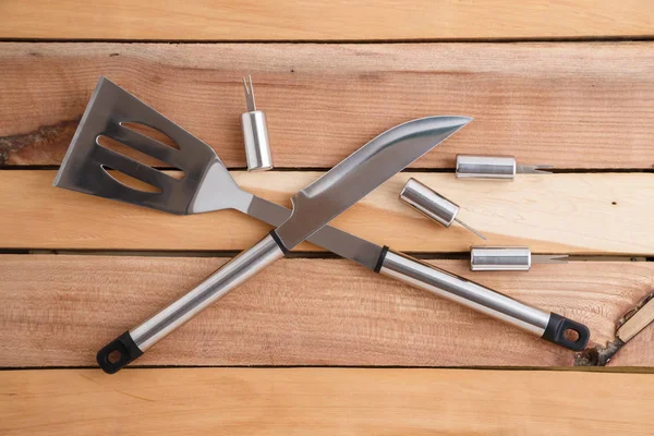 ahşap arka planda et kesmek ve ızgara için metal set