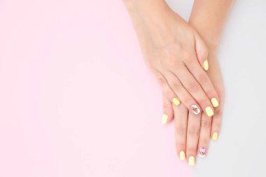 kek çizimleri ile güzel bir manikür ile kadın elleri bir