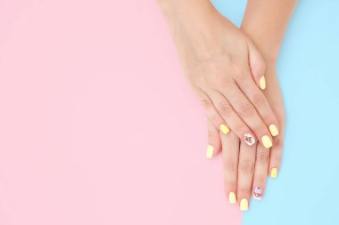 kek çizimleri ile güzel bir manikür ile kadın elleri bir