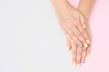 kek çizimleri ile güzel bir manikür ile kadın elleri bir