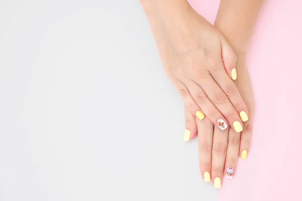 Women's hands with a beautiful manicure with drawings of cakes a — Stock Photo, Image