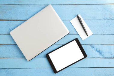 gri dizüstü bilgisayar, siyah tablet, küçük kağıt defter ve siyah kalem