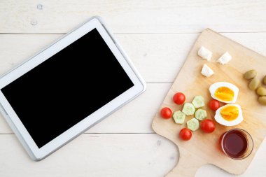 tablet, çay ve Türk,Akdeniz Kahvaltısı başlamadan önce 