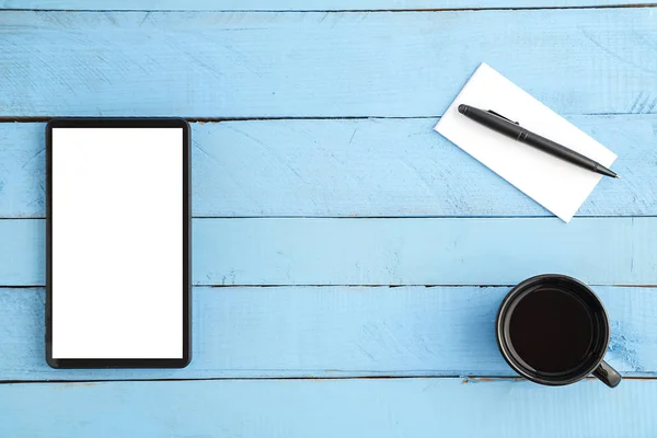 Een kopje drank, een zwarte Tablet, een klein papieren notitieboekje en een bla — Stockfoto