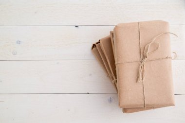 parsel, hediye hafif ahşap backgro üzerinde çevre dostu kağıt paketlenmiş