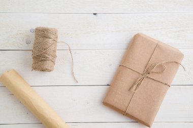 parsel, hediye o ambalaj için çevre dostu kağıt ve ip paketlenmiş