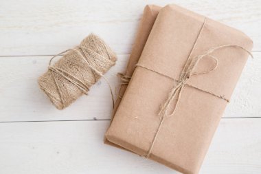 parsel, hediye o ambalaj için çevre dostu kağıt ve ip paketlenmiş