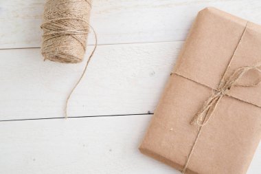 parsel, hediye o ambalaj için çevre dostu kağıt ve ip paketlenmiş