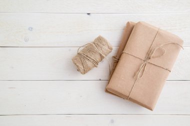 parsel, hediye o ambalaj için çevre dostu kağıt ve ip paketlenmiş