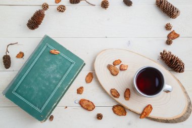 vintage kitap ve ahşap arka plan üzerinde retro kupa içki. üst vi