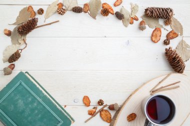 vintage kitap ve ahşap arka plan üzerinde retro kupa içki. üst vi