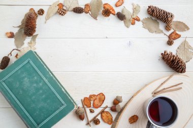 vintage kitap ve ahşap arka plan üzerinde retro kupa içki. üst vi