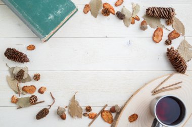 vintage kitap ve ahşap arka plan üzerinde retro kupa içki. üst vi