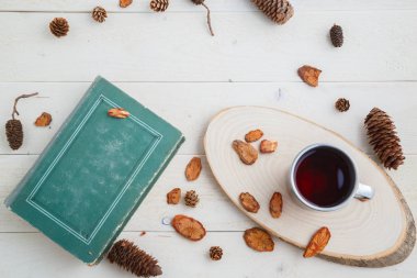 vintage kitap ve ahşap arka plan üzerinde retro kupa içki. üst vi