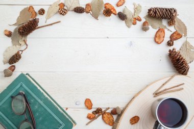 vintage kitap ve ahşap arka plan üzerinde retro kupa içki. üst vi