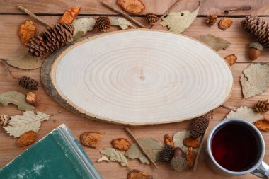 vintage kitap ve ahşap arka plan üzerinde retro kupa içki. üst vi