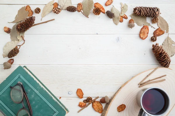 vintage kitap ve ahşap arka plan üzerinde retro kupa içki. üst vi