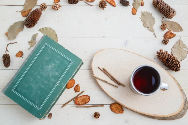 Vintage book and drink in retro mug on wooden background. top vi — Stock Photo, Image