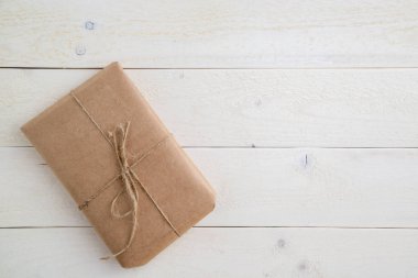 parsel, hediye hafif ahşap backgro üzerinde çevre dostu kağıt paketlenmiş