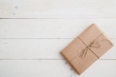 parsel, hediye hafif ahşap backgro üzerinde çevre dostu kağıt paketlenmiş