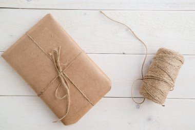 parsel, hediye o ambalaj için çevre dostu kağıt ve ip paketlenmiş