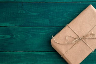 parsel, hediye koyu yeşil ahşap ba üzerinde çevre dostu kağıt paketlenmiş