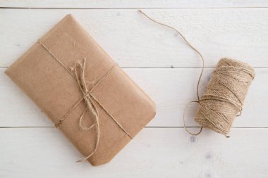 parsel, hediye o ambalaj için çevre dostu kağıt ve ip paketlenmiş