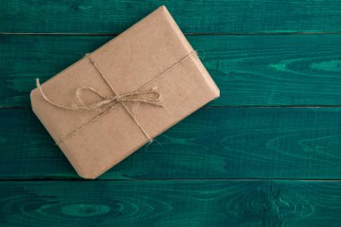 parsel, hediye koyu yeşil ahşap ba üzerinde çevre dostu kağıt paketlenmiş