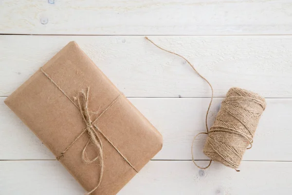 Paquete, regalo Embalado en papel ecológico y cordel para el embalaje o — Foto de Stock