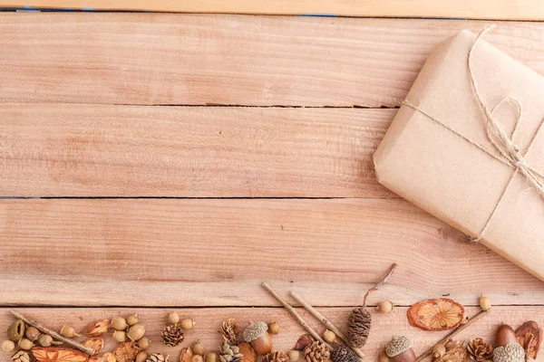 Fondo de otoño. conos, bellotas y trozos de madera con un embalaje — Foto de Stock