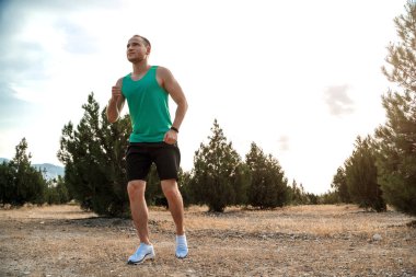 Mavi bir t-shirt ve siyah şort beyaz adam, Ro üzerinde çalışan